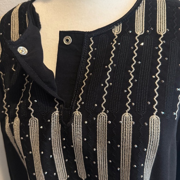 Black embroidered abaya with cream threadwork and embellished detailing. - Picture 4 of 6